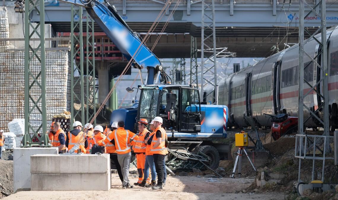 Nach dem Zusammenstoß eines ICE mit einem Baggerarm muss die Höhe des Sachschadens noch ermittelt werden.