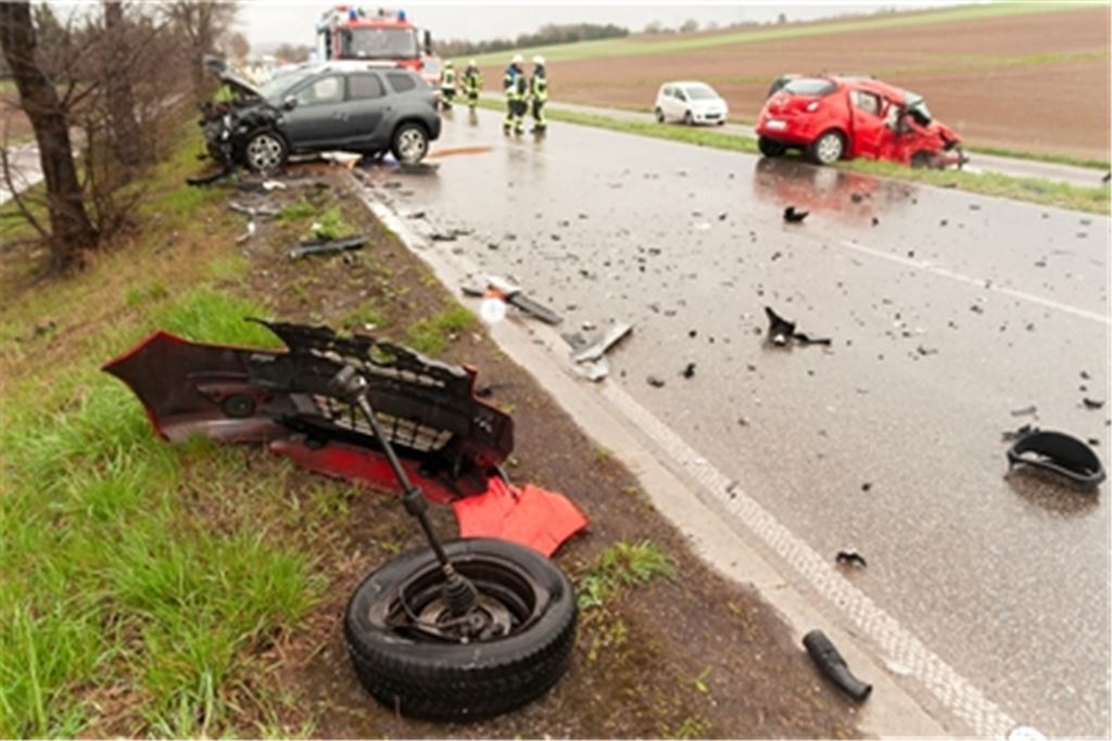 Nach dem Zusammenstoß gleicht die B10 zwischen dem Abzweig Mühlhausen und dem Illinger Eck einem Trümmerfeld. Foto: Fotomoment