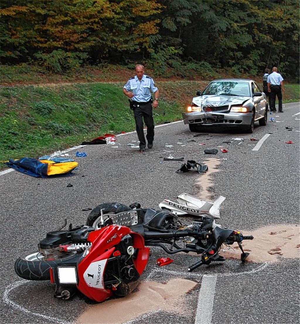 Nach dem Zusammenstoß ihres Mofa-Rollers mit einem Audi zwischen Illingen und Schützingen schweben zwei Jugendliche weiterhin in Lebensgefahr. Bisher ist unklar, warum es am Samstagabend zu dem schweren Unfall auf der Kreisstraße gekommen ist. 