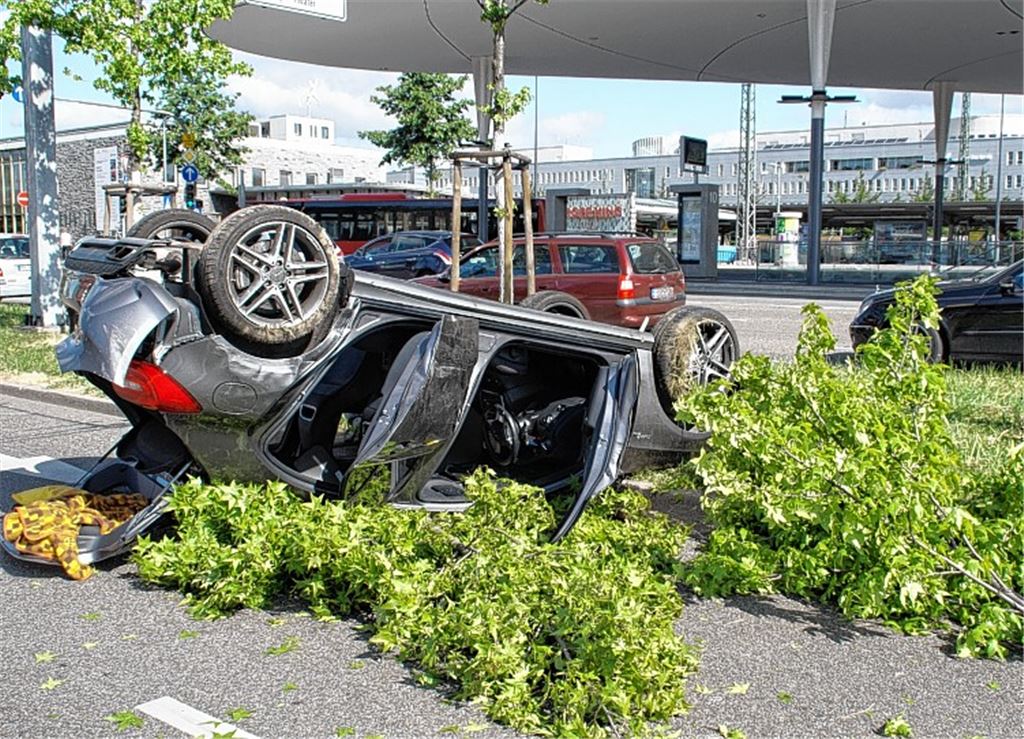 Auto überschlägt sich vor dem Bahnhof