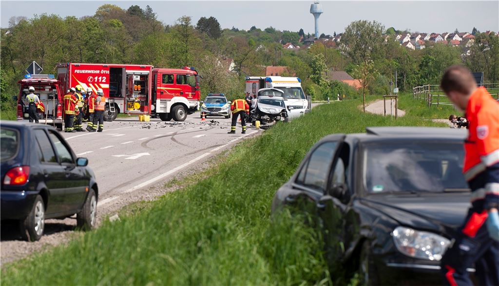 Nach dem Zusammenstoß mit dem Opel Corsa (Mitte) schleudert der Mercedes (re.) noch 100 Meter weiter in den Graben. Foto: Fotomoment