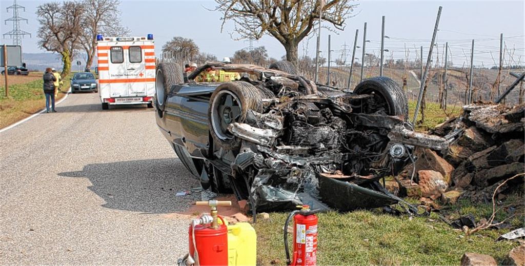 Nach dem Zusammenstoß mit einem Mercedes (ganz links hinten) kracht der BMW des Unfallverursachers in eine Weinbergmauer und bleibt auf dem Dach liegen.Archivfoto: Recken