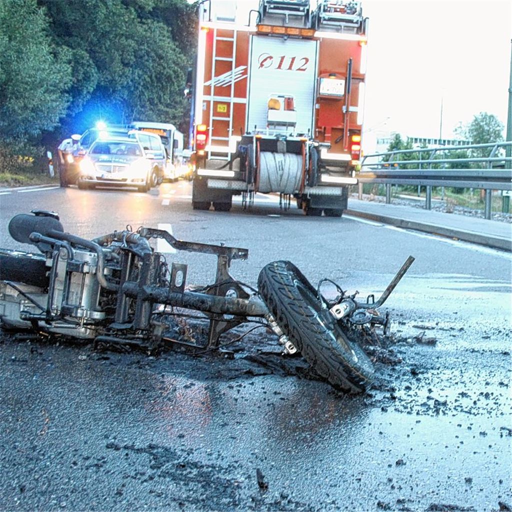 Nach dem Zusammenstoß mit einem Opel gerät der Roller eines 26-Jährigen in Brand und wird vom Feuer komplett zerstört.