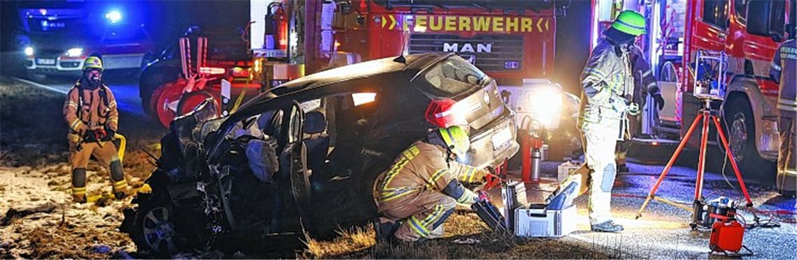 BMW prallt frontal in Lkw