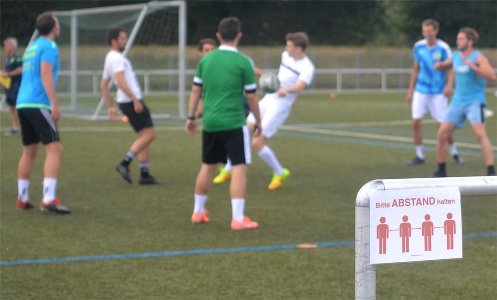 Nach dem ersten Lockdown im Frühjahr müssen die Fußballer des TSV Phönix Lomersheim zunächst auch bei Trainingseinheiten Abstand halten. Fotos: Stahlfeld (2), Fotomoment, Huber