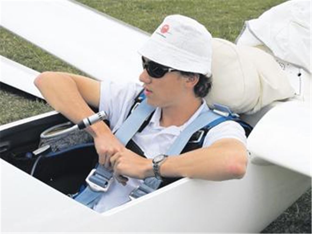 Nach dem ersten Tag bei der DM mächtig im Aufwind und auf dem Foto bereits in der Konzentrationsphase vor dem Start: Julian Klemm vom Flugsportclub Mühlacker, der als jüngster Teilnehmer des Wettbewerbs bei den wesentlich erfahreneren Konkurrenten einen starken Eindruck hinterlässt. Das große Ziel des Piloten ist im Feld der 46 Teilnehmer ein Platz unter den ersten Zehn. Foto: privat