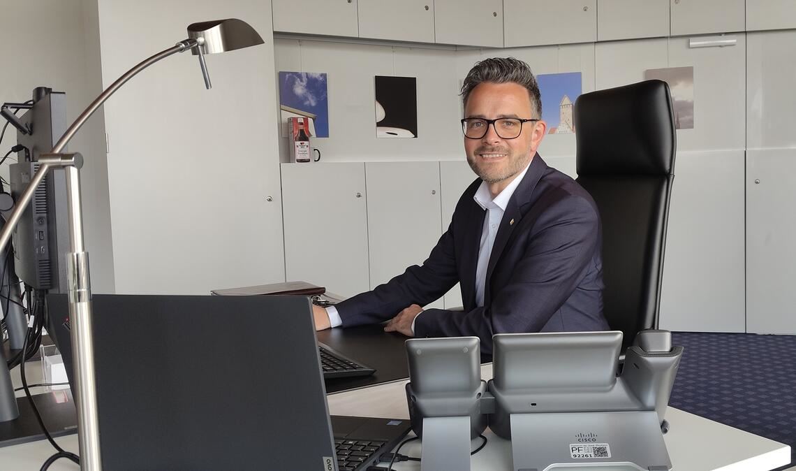 Nach dem ersten Wahlgang steht fest: Peter Boch muss seinen Schreibtisch nicht räumen, sondern kann sich über weitere acht Jahre als Oberbürgermeister im sechsten Stock des Pforzheimer Rathauses freuen. Foto: Deeg