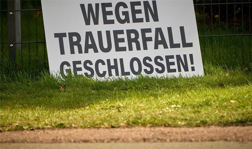 Nach dem folgenschweren Arbeitsunfall mit drei Toten und zwei lebensgefährlich Verletzten bleibt die Lederfabrik geschlossen.