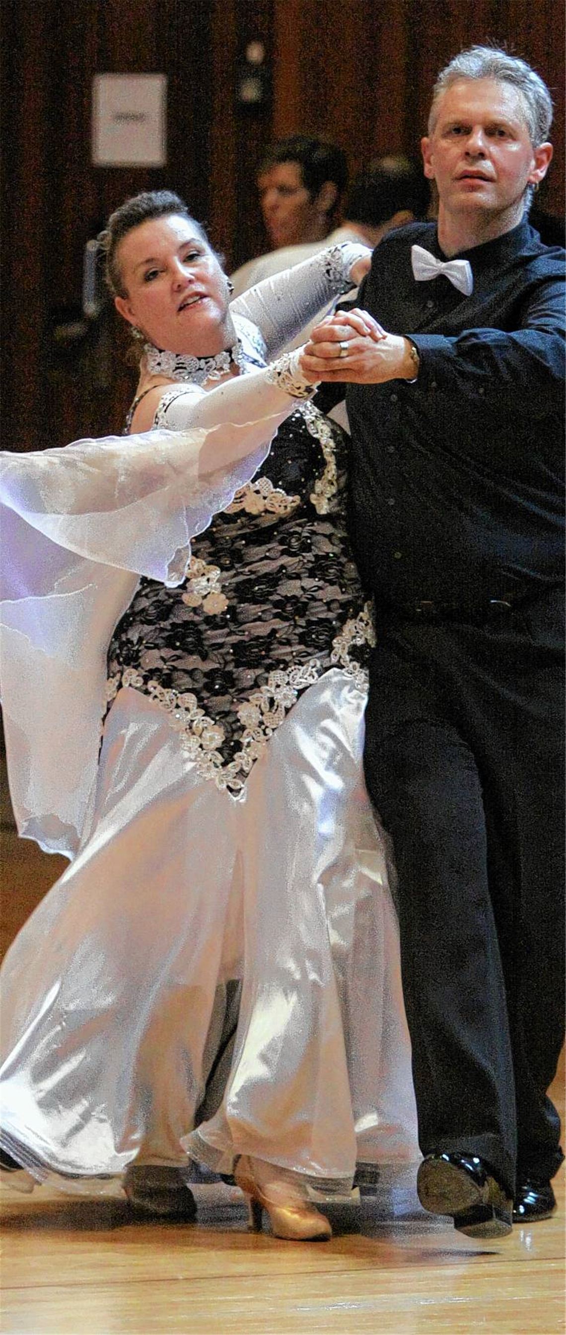 Nach dem geglückten Aufstieg treten Klaus Weber und Heike Weber auch in der C-Klasse an, nun mit einem glitzernden Turnierkleid. Fotos: Eigner