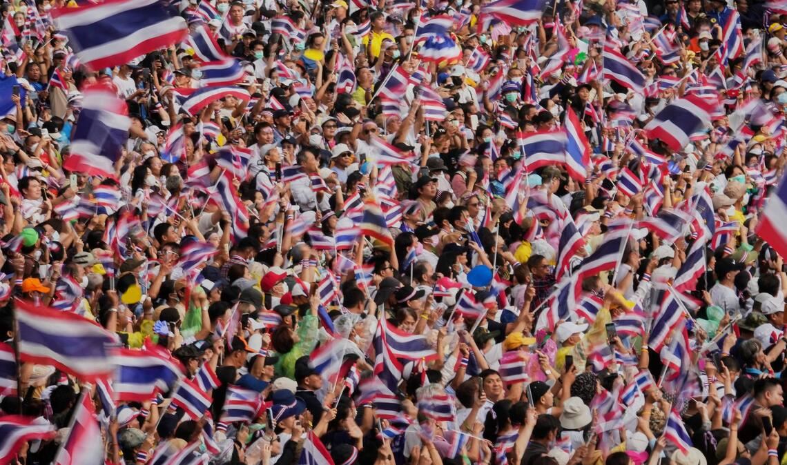 Thailands Regierungschefin nach Gerichtsurteil abgesetzt Nach dem geleakten Telefonat war es in Thailand zu Protesten gegen die Ministerpräsidentin gekommen.