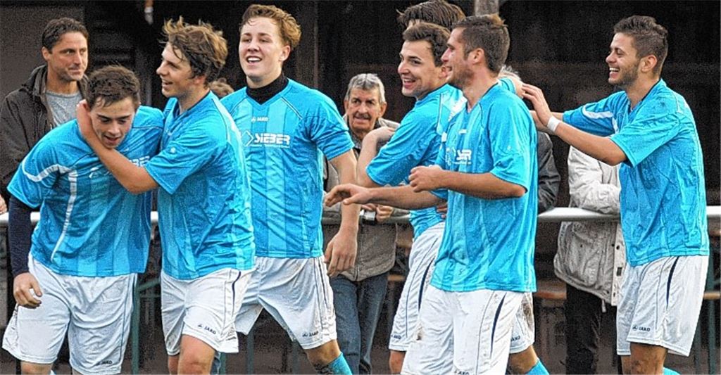 Nach dem jüngsten Erfolg über den SV Freudental können sich die Spieler des TSV Phönix Lomersheim endlich mal wieder freuen. 