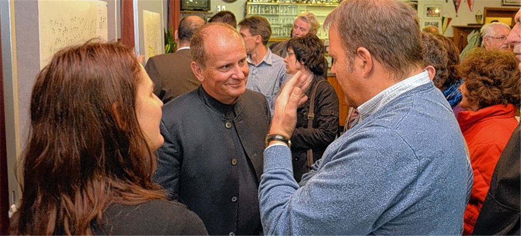 Nach dem offiziellen Ende der Bürgerversammlung suchen zahlreiche Bürger das Gespräch mit Bürgermeister Winfried Abicht und den übrigen Vertretern der Stadtverwaltung, um sich über das neue Baugebiet „Pforzheimer Weg“ zu informieren.