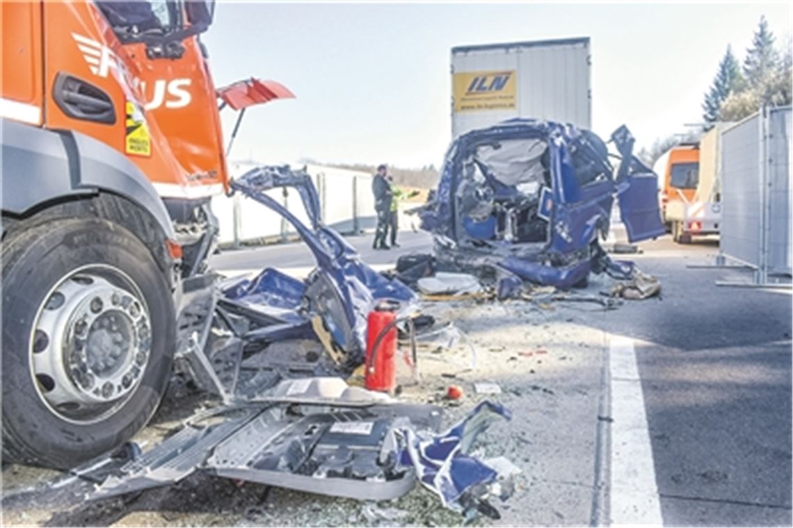 Unfall auf der A8 fordert zwei Todesopfer Nach dem schweren Unfall zeigt sich ein Bild der Zerstörung. Die A8 ist zeitweise komplett gesperrt. Foto: Myroshnichenko