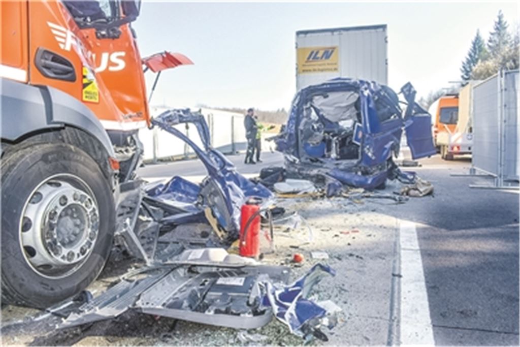 Nach dem schweren Unfall zeigt sich ein Bild der Zerstörung. Die A8 ist zeitweise komplett gesperrt. Foto: Myroshnichenko