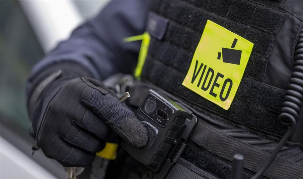 Nach dem tödlichen Angriff auf einen Zugbegleiter in Rheinland-Pfalz macht sich der Betriebsratschef im DB-Regionalverkehr für Bodycams mit Tonfunktion stark. (Symbolbild)