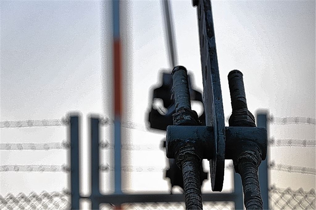 Nach den bisherigen Aussagen des Eigentümers SWR muss zeitnah in die Abspannvorrichtungen des großen Sendermasts investiert werden, um dessen Standsicherheit zu gewährleisten.Huber