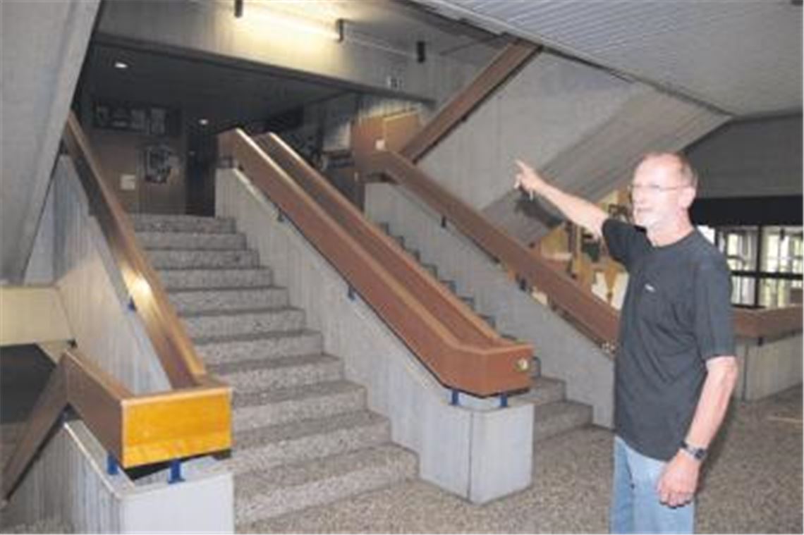 Nach den neuesten europäischen Brandschutzbestimmungen müssen auch im Mühlacker Theodor-Heuss-Gymnasium Brandschutztüren und Trennwände eingebaut werden. Hausmeister Hermann Schäfer zeigt einen der Treppenaufgänge, die umgebaut werden.
Foto: Franz