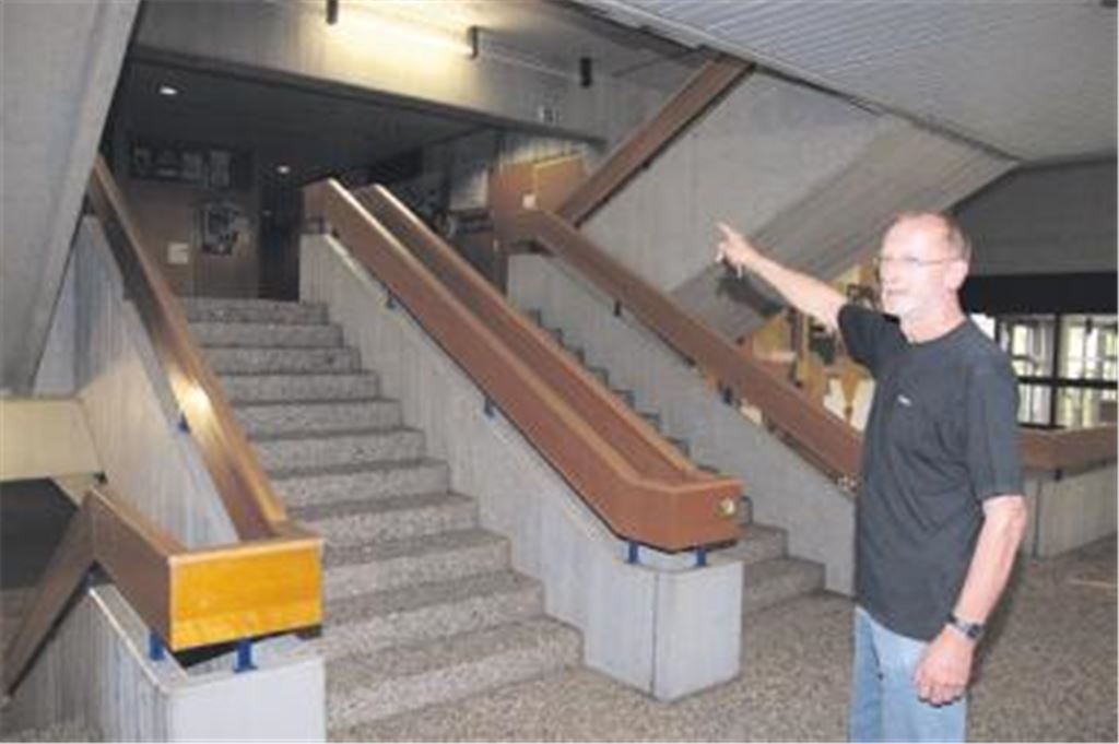 Nach den neuesten europäischen Brandschutzbestimmungen müssen auch im Mühlacker Theodor-Heuss-Gymnasium Brandschutztüren und Trennwände eingebaut werden. Hausmeister Hermann Schäfer zeigt einen der Treppenaufgänge, die umgebaut werden.
Foto: Franz