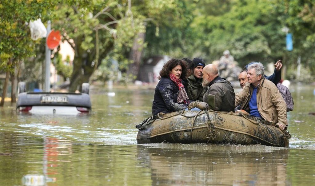 Nach den verheerenden Überschwemmungen in Italien können viele Menschen noch immer nicht in ihre Wohnhäuser zurückkehren.