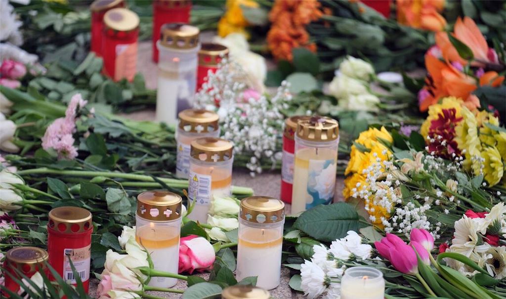 Nach der Amokfahrt mit zwei Toten: Passanten haben Blumen im Stadtzentrum von Leipzig niedergelegt.