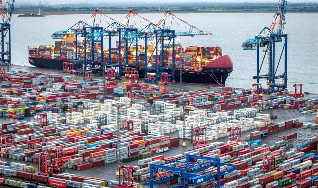 Nach der Ankunft des ersten Vollcontainerschiffs in Bremen wurde der Bau des Containerhafens in Bremerhaven vorbereitet. (Archivbild)