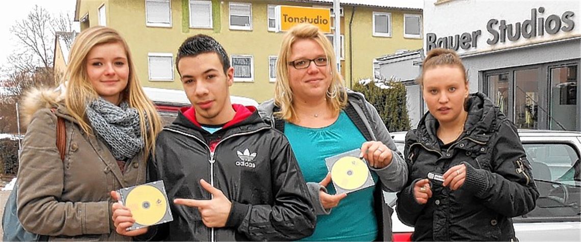Nach der Aufnahmesession in den legendären Bauer Studios präsentieren Swetlana Gorb (re.) und Giuseppe Palasciano (2.v.li.) stolz die Datenträger mit ihrem Rap. Mit dabei sind Nathalie Pavan (2.v.re.) und Lorena Bemsel von der Mobilen Jugendarbeit Mühlacker, die das Rapper-Duo bei seiner Arbeit kräftig unterstützt haben. 