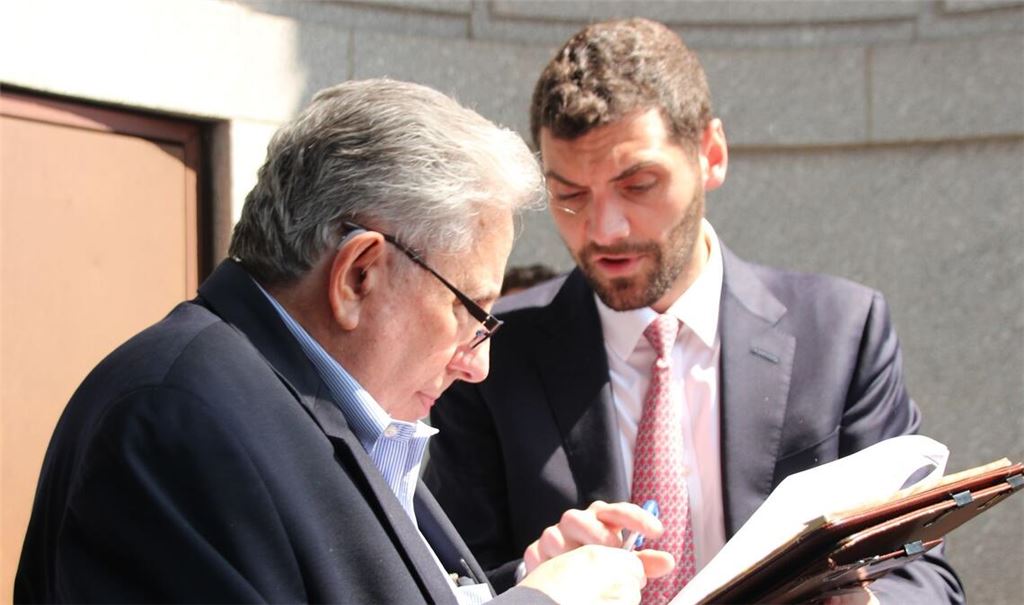Nach der Auktion bekommt Jeff Gural (l) von Auktionator Matthew Mannion einen Stift gereicht.