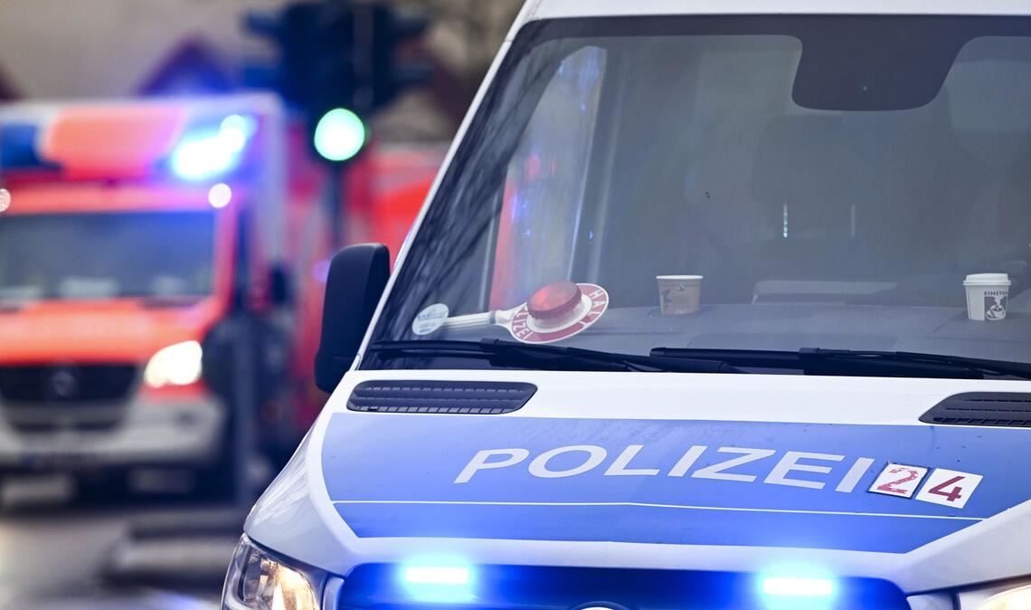 Nach der Auseinandersetzung an einer Hamburger Schule schwebt der 13-Jährige, der bei dem Angriff verletzt wurde, laut Polizei nicht mehr in Lebensgefahr.