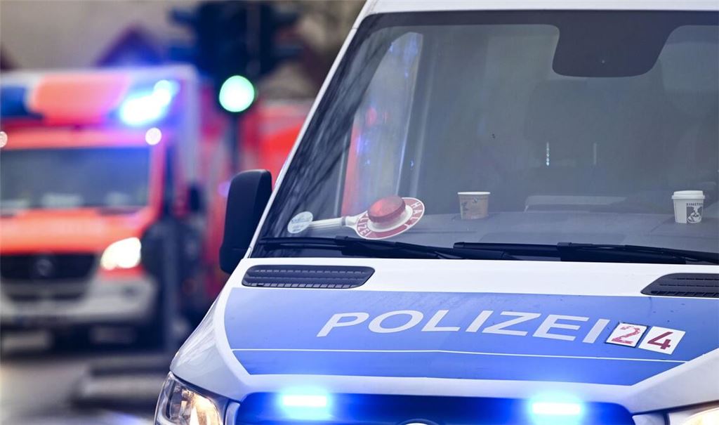 Nach der Auseinandersetzung an einer Hamburger Schule schwebt der 13-Jährige, der bei dem Angriff verletzt wurde, laut Polizei nicht mehr in Lebensgefahr.