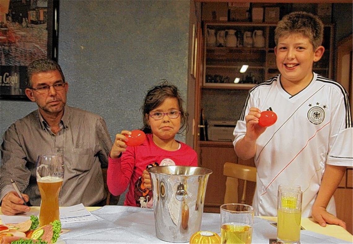 Nach der Auslosung der Gruppen für das Stadtpokalturnier im vergangenen Oktober (Foto) muss der Zufall beim AH-Wettbewerb jetzt noch einmal walten, weil Hellas Mühlacker keine Mannschaft für den AH-Wettbewerb stellen kann. Der Clubchef der Griechen, Athanasios Totolidis, bedauert den Schritt und kündigt hinsichtlich der Neuaufstellung seines Vereins an, sich nur noch ein Jahr Zeit lassen zu wollen. 