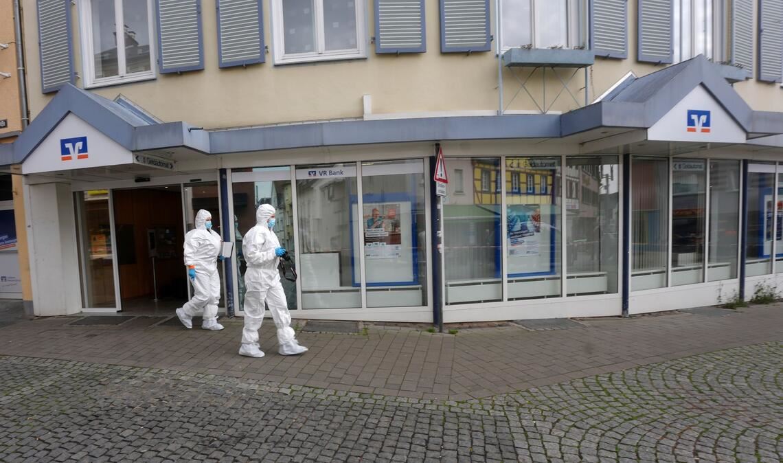 Nach der Befreiung von zwei Personen ist die Spurensicherung im Einsatz.