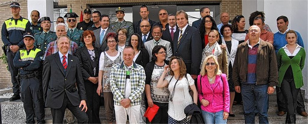 Nach der Begrüßung auf der Plaza von Benaojan stellen sich die Offiziellen der drei Partnerkommunen zum Erinnerungsbild. Foto: Haller