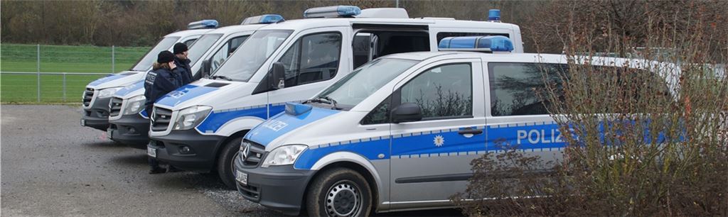 Nach der Entdeckung des Wagens mit dem Opfer geht die Polizei beim Sportgelände in Enzberg auf Spurensuche. Archivfoto: sdmg