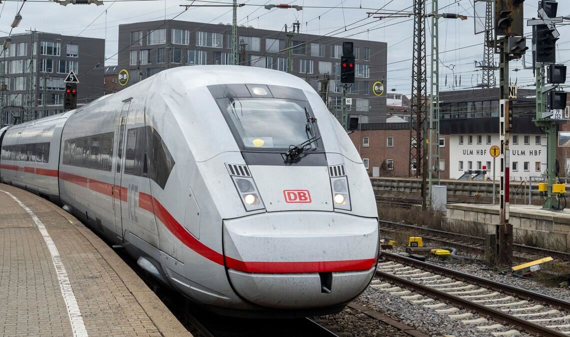 Nach der Evakuierung eines ICE im Ulmer Hauptbahnhof ist klar, was die Räumung des Zuges  ausgelöst hat (Symbolfoto).