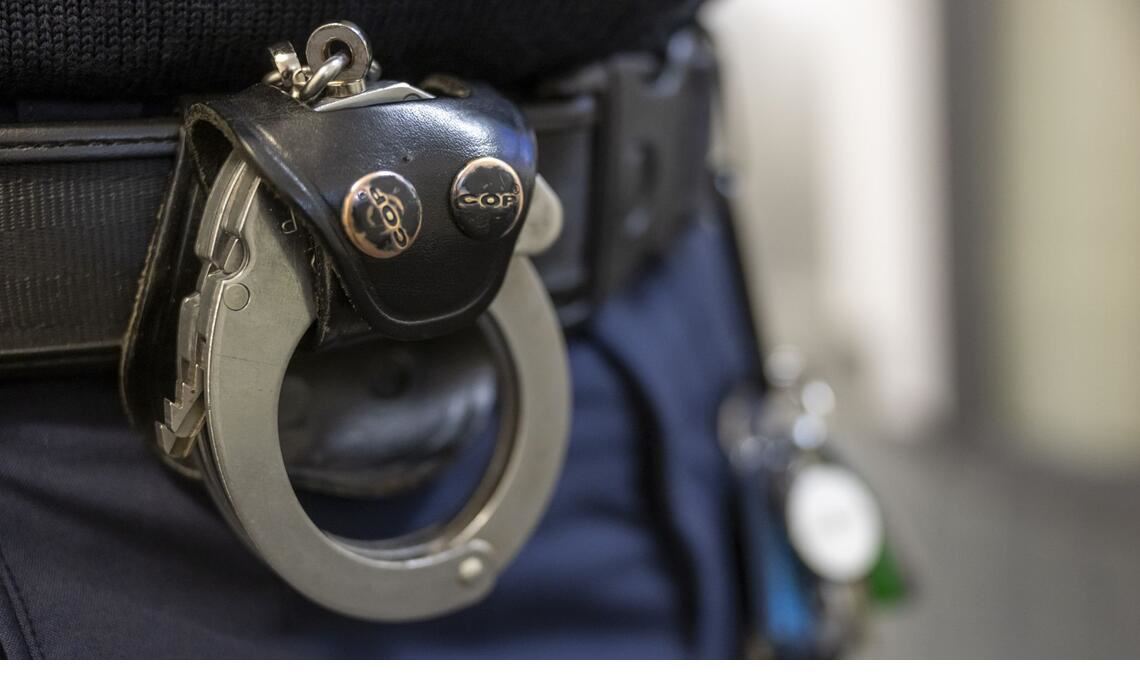 Nach der Festnahme stellten die Beamten fest, dass gegen den Mann ein Haftbefehl vorlag. (Symbolfoto)