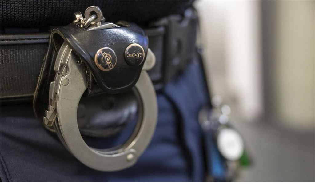 Nach der Festnahme stellten die Beamten fest, dass gegen den Mann ein Haftbefehl vorlag. (Symbolfoto)