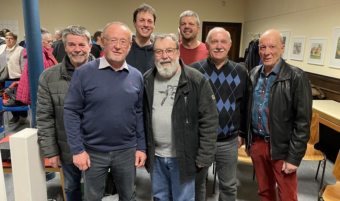 Nach der Filmvorführung (v. li.): Gerhard Schneider und Ernst Falk (Verein „Die Kelter“), Jakob Sehmsdorf (LMU Sternenfels), Edgar Benz (Filmton), Torsten Konrad (LMU Sternenfels), Horst Steinhilper und Filmemacher Eckart Scheef (Filmemacher). Foto: privat