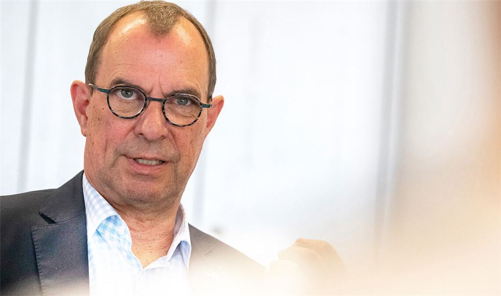 Nach der Haushaltssperre: Oberbürgermeister Frank Schneider nimmt zur dramatischen Finanzsituation in der Senderstadt Stellung. Foto: Fotomoment