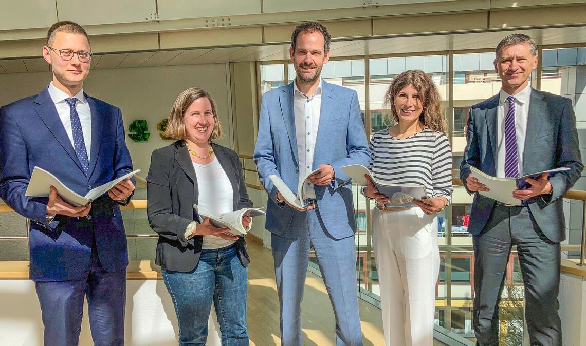 Nach der Jahrespressekonferenz des Enzkreises formieren sich die Dezernentinnen und Dezernenten mit dem Landrat zum Bild, von links: Volker Nickel, Dr. Hilde Neidhardt, Landrat Bastian Rosenau, Katja Kreeb und Frank Stephan. Foto: Wewoda