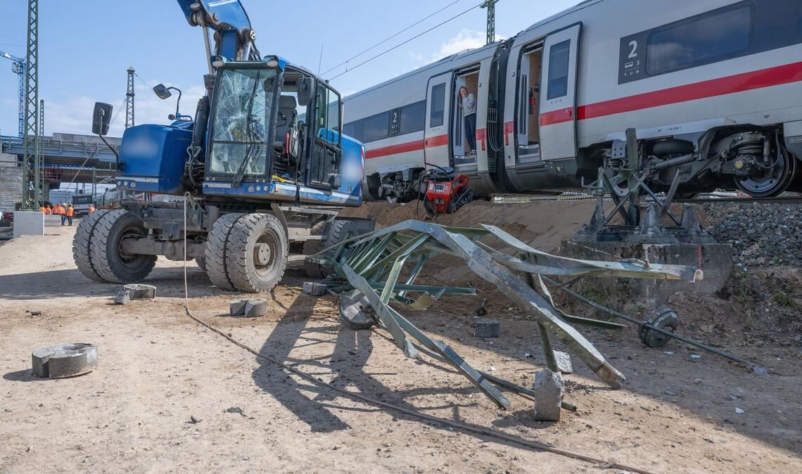 Nach der Kollision eines ICE mit dem Greifarm eines Baggers muss die Schadenhöhe noch ermittelt werden.