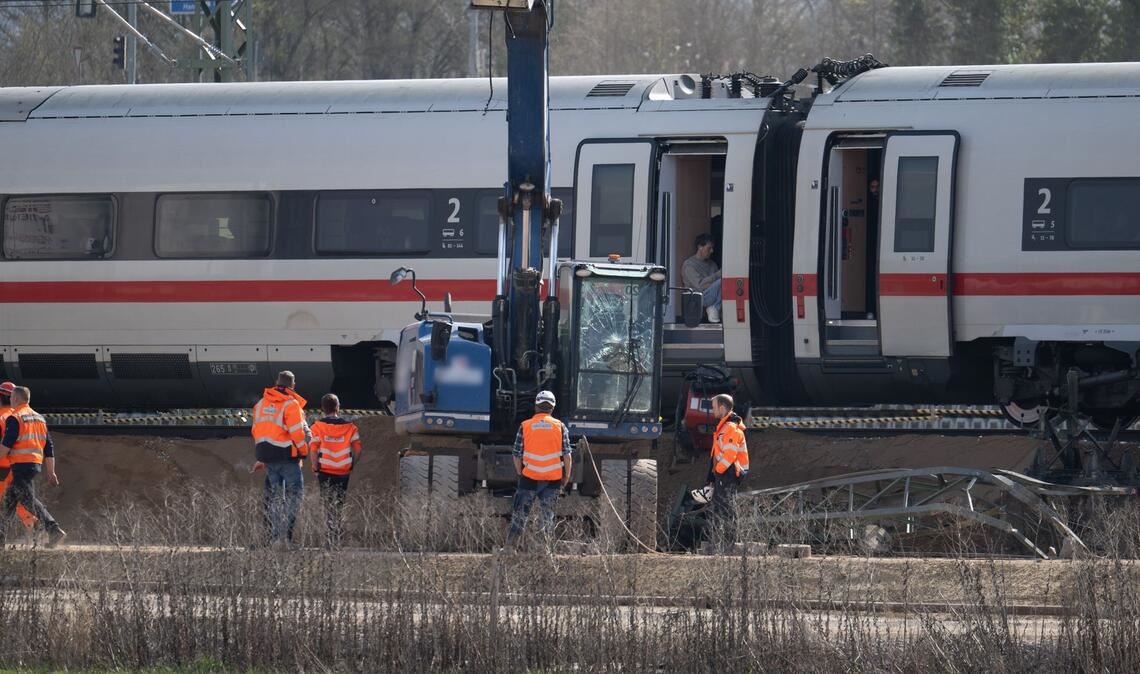 Nach der Kollision eines ICE mit einem Baggerarm machten sich Experten ein Bild von der Unfallstelle nahe Gelnhausen.