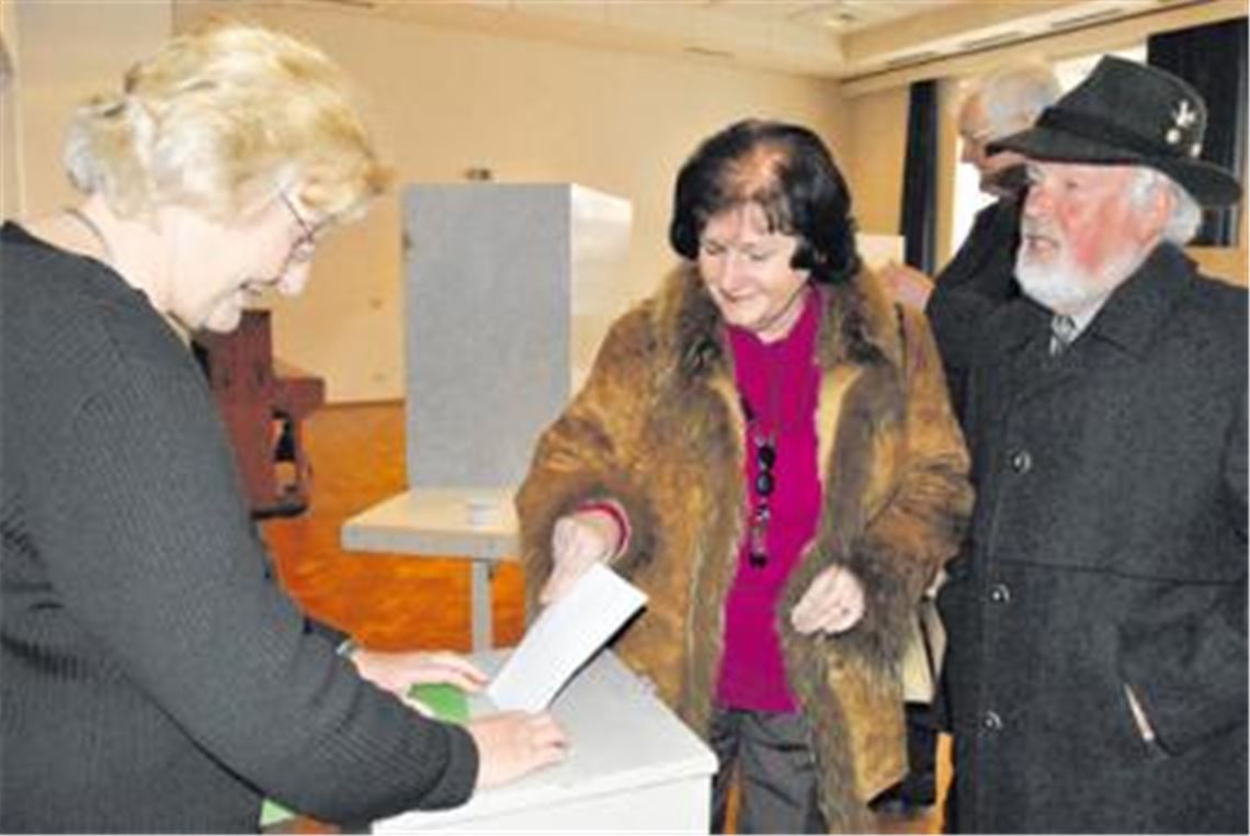 Nach der Messe herrscht großer Andrang im Wahllokal im Anton-Müller-Gemeindesaal. Knapp 5000 Katholiken der Herz-Jesu-Gemeinde waren aufgerufen, ihre Stimme abzugeben. Fotos: Stahlfeld