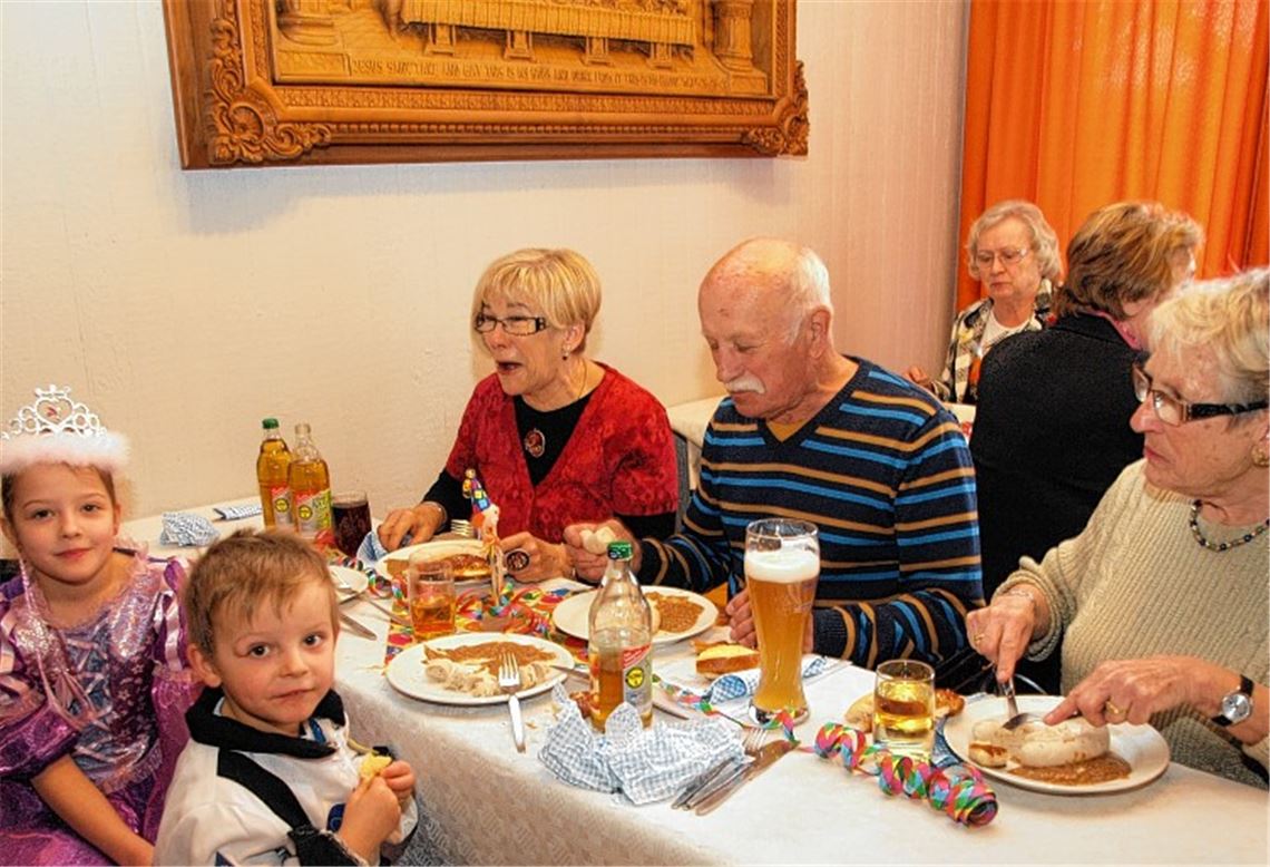Nach der Predigt im Reimform gibt es ein Weißwurstfrühstück.