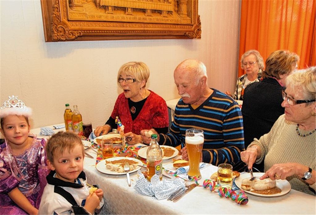 Nach der Predigt im Reimform gibt es ein Weißwurstfrühstück.