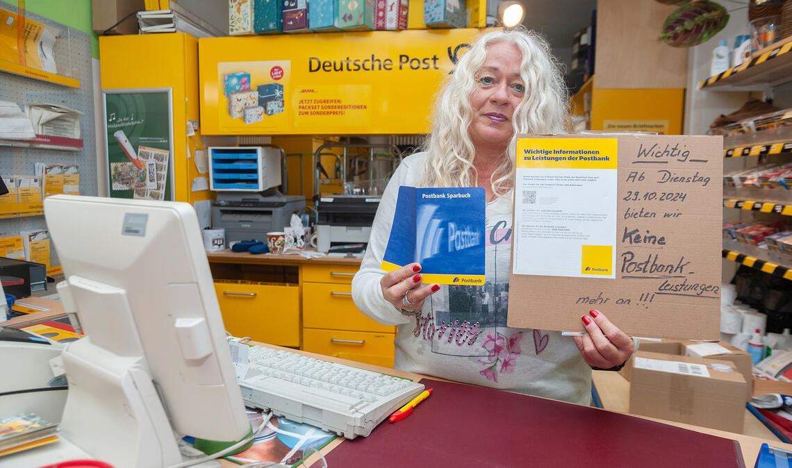 Nach der Schließung der Filiale in der Mühlacker Fußgängerzone im vergangenen Jahr gibt die Postbank nun auch ihren Service im „Buntstiftle“ in Illingen auf. Auf dem Bild zu sehen ist „Buntstiftle“-Mitarbeiterin Tanja Weiner. Foto: Fotomoment