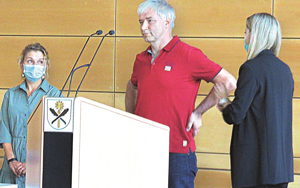 Nach der Sitzung ist vor der Sitzung. Gerade hat Martin Reinhardt als Vorsitzender des Gemeindewahlausschusses, dem unter anderen auch Stadträtin Patricia Lopez Ramirez (li.) und die stellvertretende Hauptamtsleiterin Christina Isemann angehören, mitgeteilt, dass kein Bewerber zugelassen werden kann. Wann der Ausschuss erneut tagt, ist offen. Foto: cb