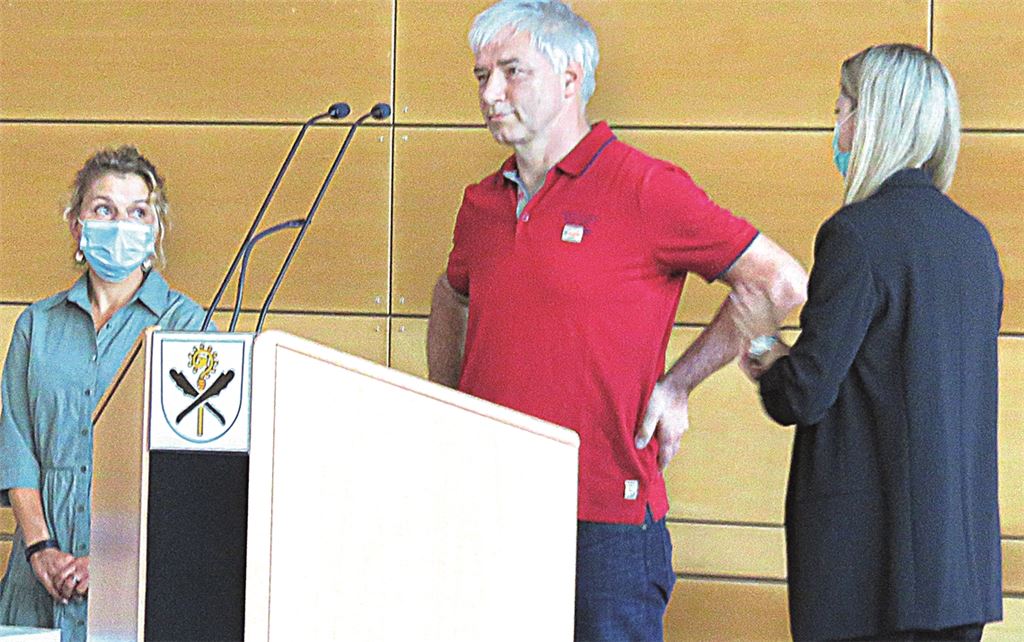 Nach der Sitzung ist vor der Sitzung. Gerade hat Martin Reinhardt als Vorsitzender des Gemeindewahlausschusses, dem unter anderen auch Stadträtin Patricia Lopez Ramirez (li.) und die stellvertretende Hauptamtsleiterin Christina Isemann angehören, mitgeteilt, dass kein Bewerber zugelassen werden kann. Wann der Ausschuss erneut tagt, ist offen. Foto: cb