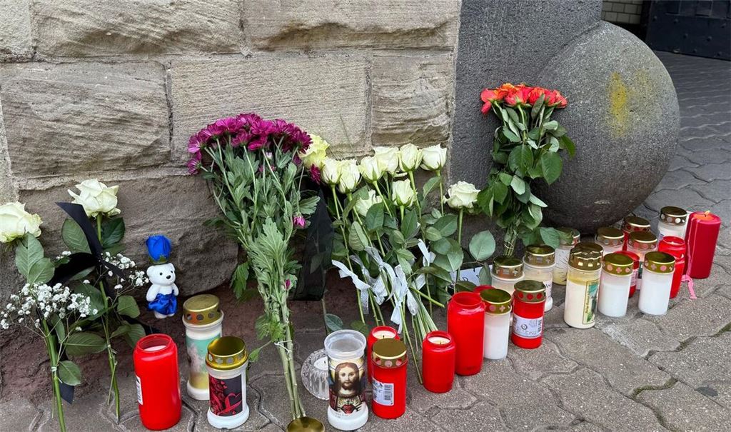 Nach der Tat wurden Blumen und Kerzen vor der Polizeiinspektion Völklingen abgelegt. (Archivbild)