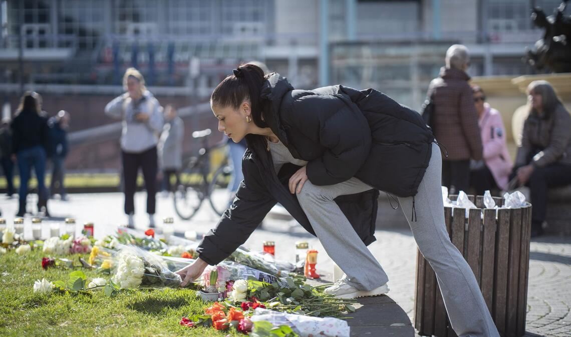 Nach der Todesfahrt im März, legen Menschen Blumen an die Stelle, an der zwei Menschen getötet wurden. (Archivbild).