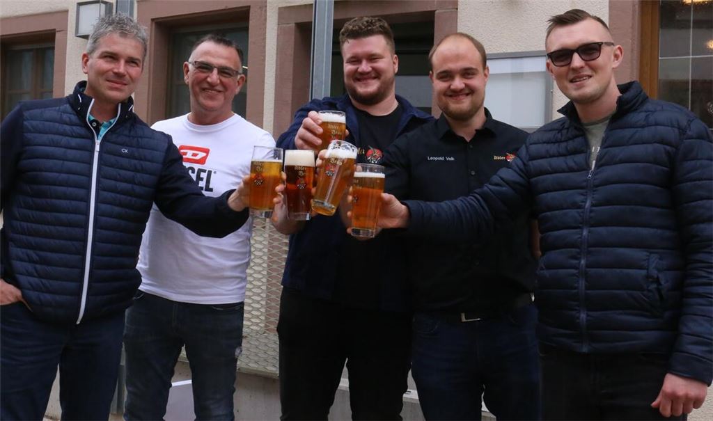 Nach der Unterschrift unter dem Pachtvertrag wird angestoßen: Bürgermeister Matthias Enz (li.), Wirt Neven Dragovic, Conrad und Leopold Volk sowie Küchenchef Lazar Blagojevic freuen sich auf den Neubeginn. Foto: Deeg